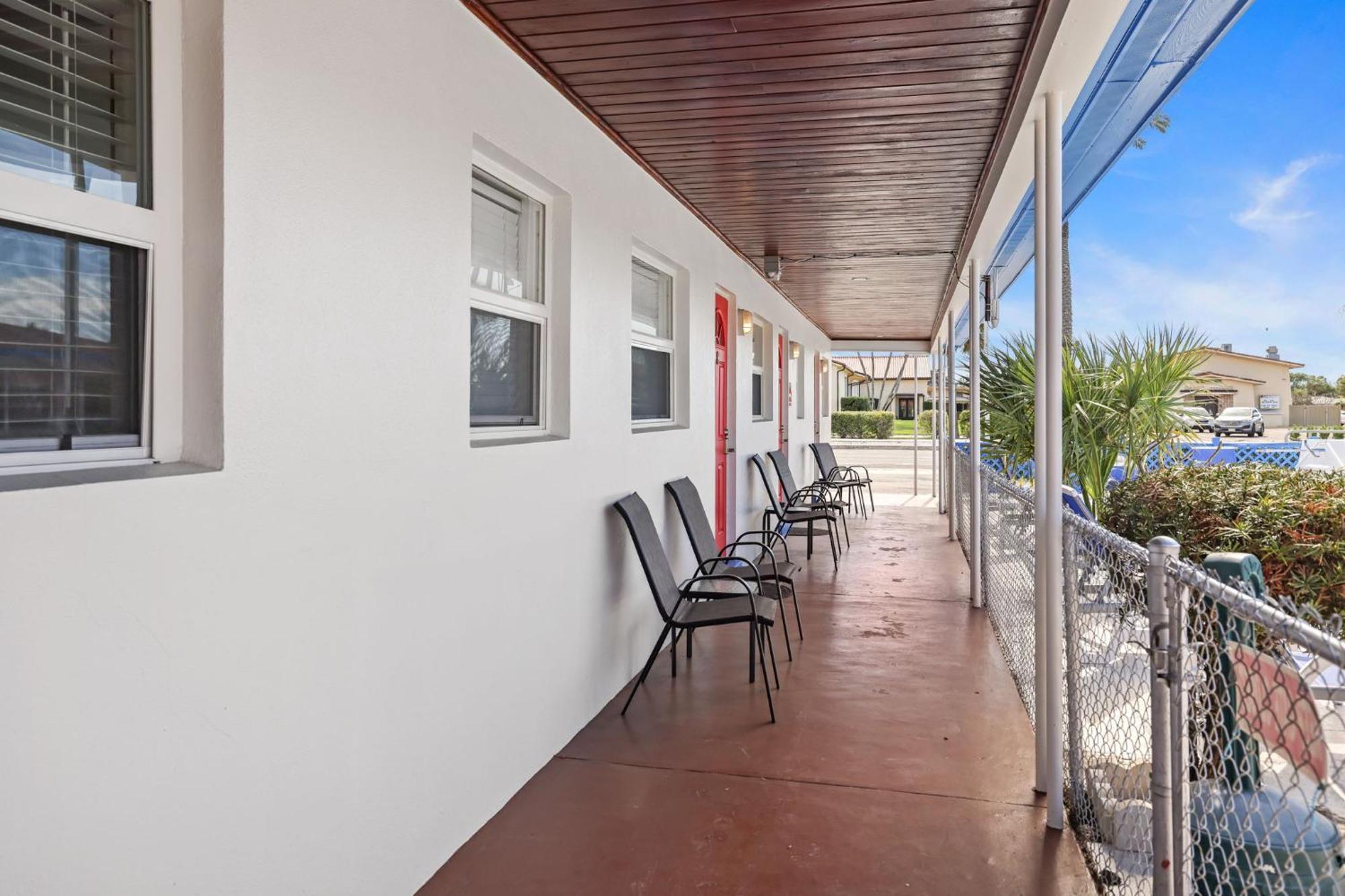 Sun Island Motel 3*