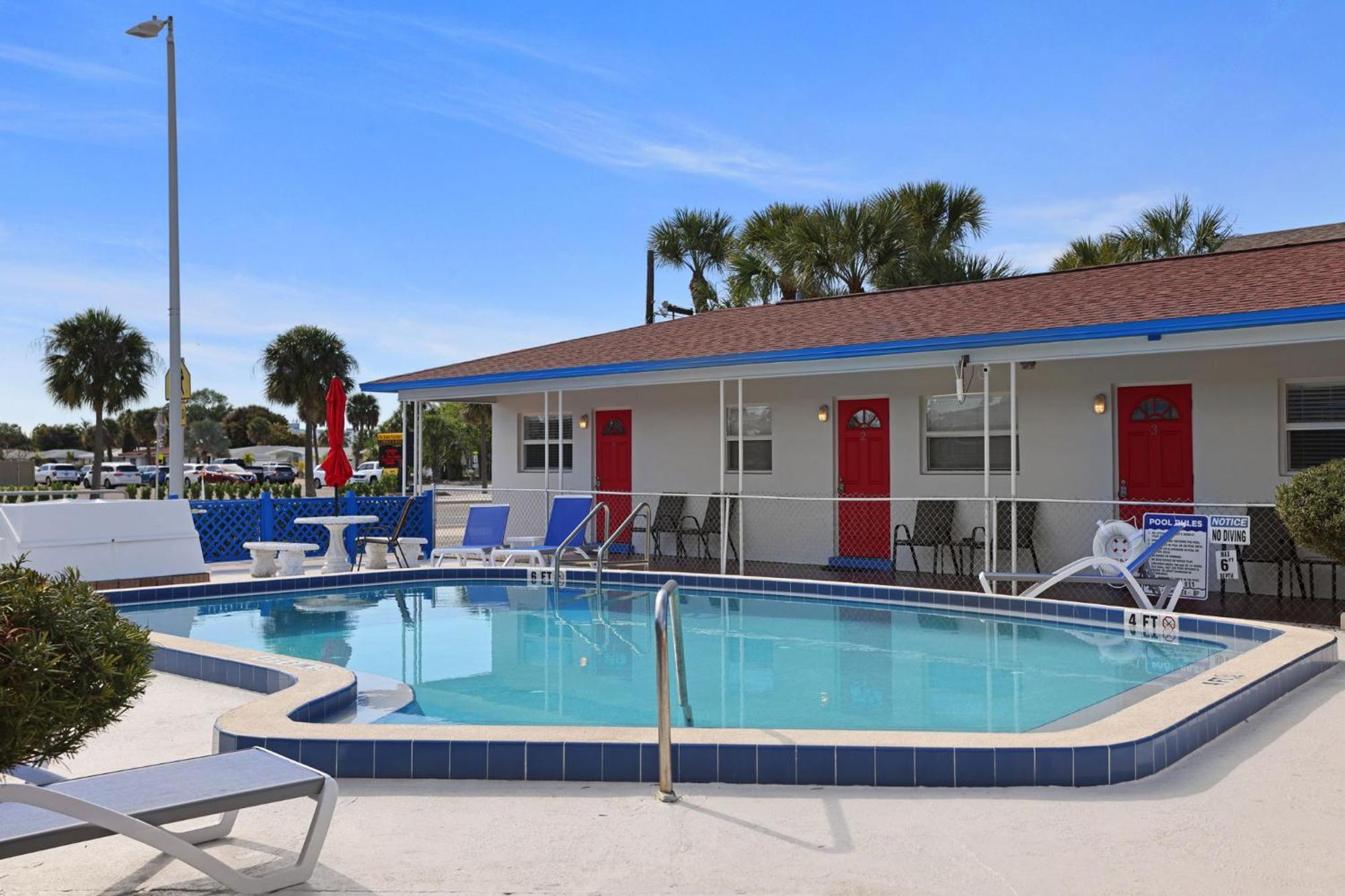 Sun Island Motel 3*